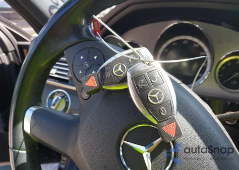 2010 Mercedes-Benz E 550 4Matic из США, поврежденный, VIN WDDHF9AB0AA125460